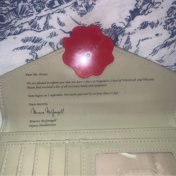 Harry Potter Hogwarts Letter Bi-Fold Wallet And Travel Pouch - Picture 5 of 13